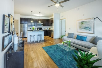 The Point at Bella Grove in Sarasota, FL - Foto de edificio - Building Photo