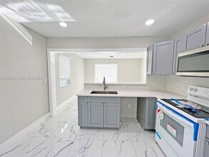 6938 NW 6th Ave, Unit Front in Miami, FL - Building Photo - Building Photo