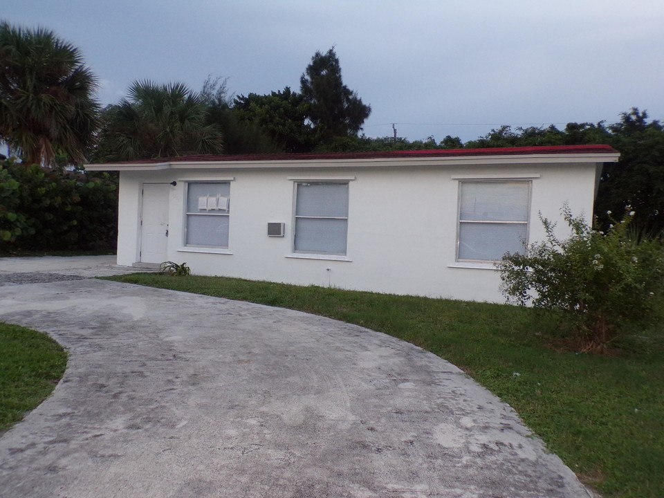 1572 W 31st St in West Palm Beach, FL - Building Photo