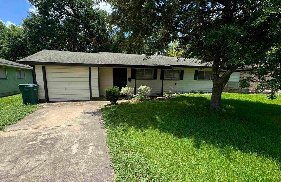 165 Smelker Ave in Beaumont, TX - Building Photo