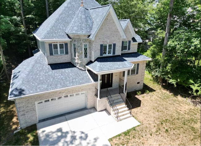 property at 3100 Stratford Ct