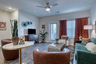 Lumen Residences in San Antonio, TX - Foto de edificio - Building Photo