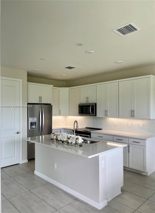4615 Greenway Dr in Hollywood, FL - Foto de edificio