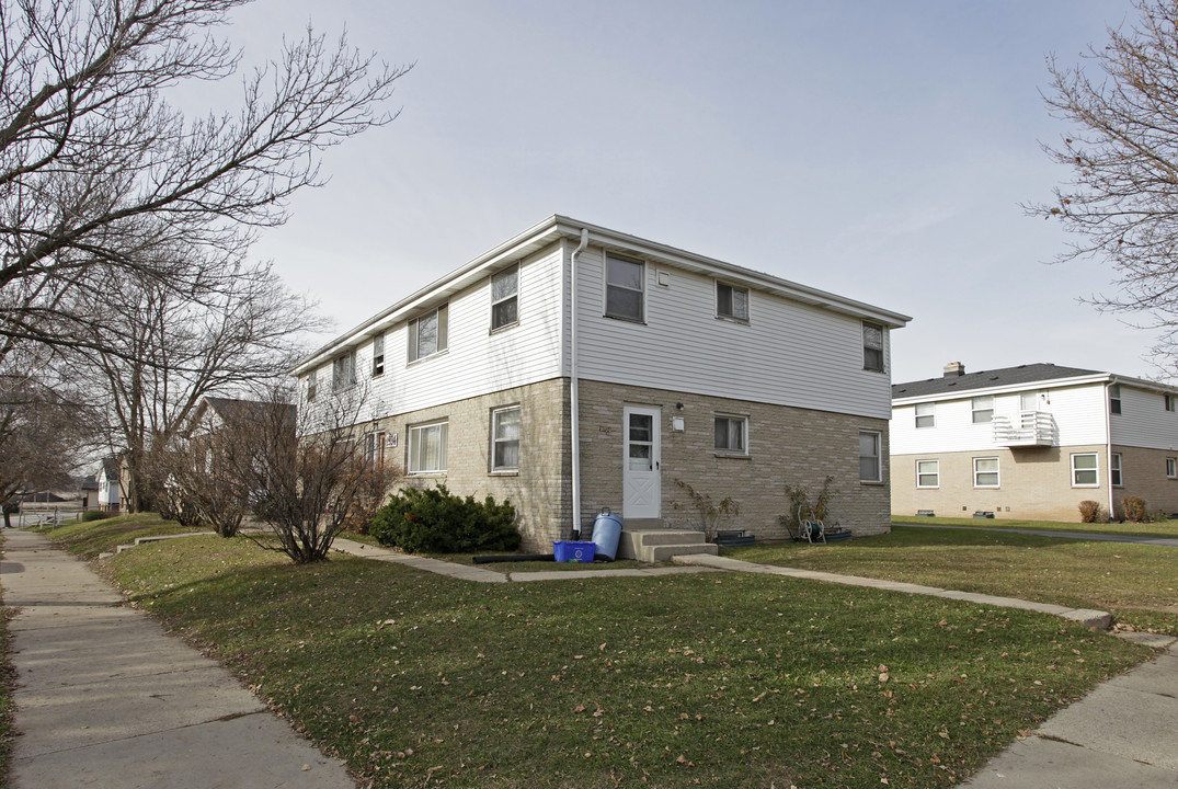 1934 S Grand Ave in Waukesha, WI - Foto de edificio