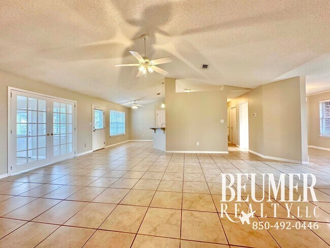 7427 St James Pl in Pensacola, FL - Building Photo - Building Photo