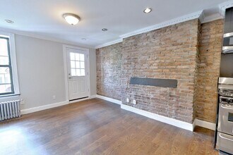 208 First Avenue, Unit 3 in New York, NY - Building Photo - Building Photo