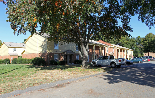 English Garden Townhomes in Charlotte, NC - Building Photo - Building Photo