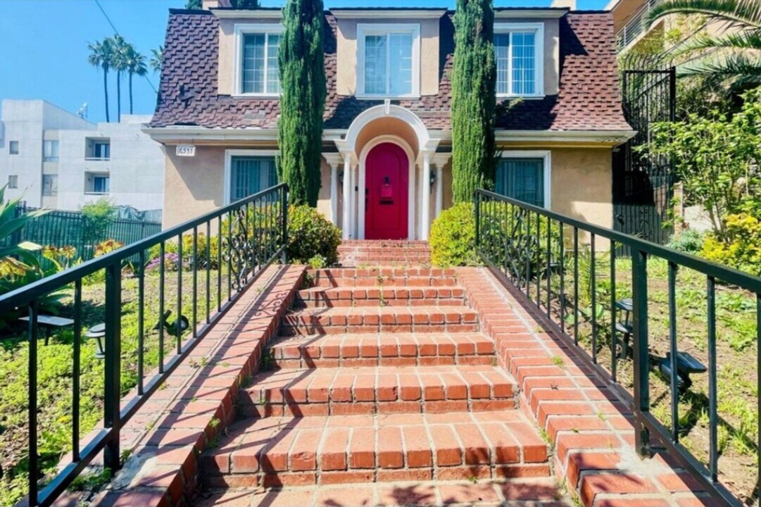 6551 Franklin Ave in Los Angeles, CA - Foto de edificio