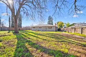 6339 Salem Way in Carmichael, CA - Foto de edificio - Building Photo