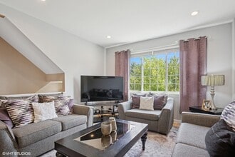 983 Mayfair Ct in Elk Grove Village, IL - Building Photo - Building Photo