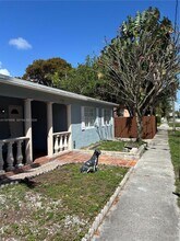 729 NE 2nd Ct in Hallandale Beach, FL - Building Photo - Building Photo
