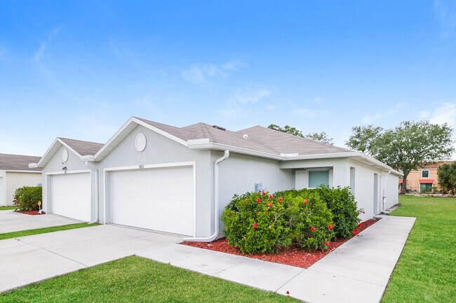 9023 Aegean Cir in Lehigh Acres, FL - Foto de edificio - Building Photo