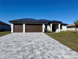 102 NE 8th Pl in Cape Coral, FL - Building Photo