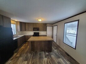 8 Eagle Vista Ln in Orion Township, MI - Building Photo