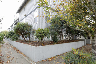 Cameron Court Apartments in Gresham, OR - Building Photo - Building Photo