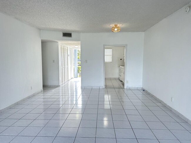 8411 Lagos de Campo Blvd, Unit u109 in Tamarac, FL - Foto de edificio - Building Photo