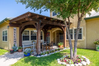 Northwood Luxury Apartments & Corporate Suites in New Braunfels, TX - Foto de edificio - Building Photo