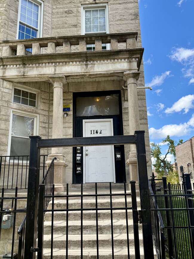 1142 S Francisco Ave