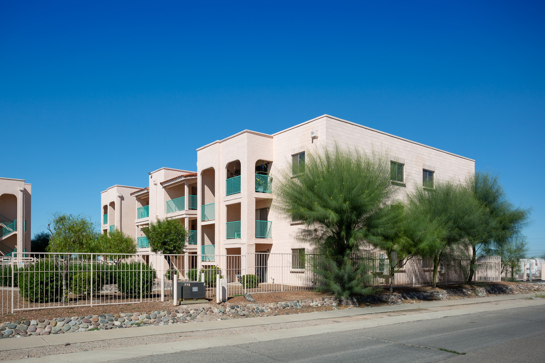 Drexel Plaza Apartments in Tucson, AZ - Foto de edificio