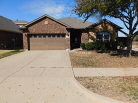 5001 Prestwick Dr in Arlington, TX - Building Photo