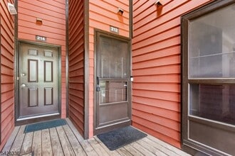 212 Village Commons in Flemington, NJ - Building Photo - Building Photo