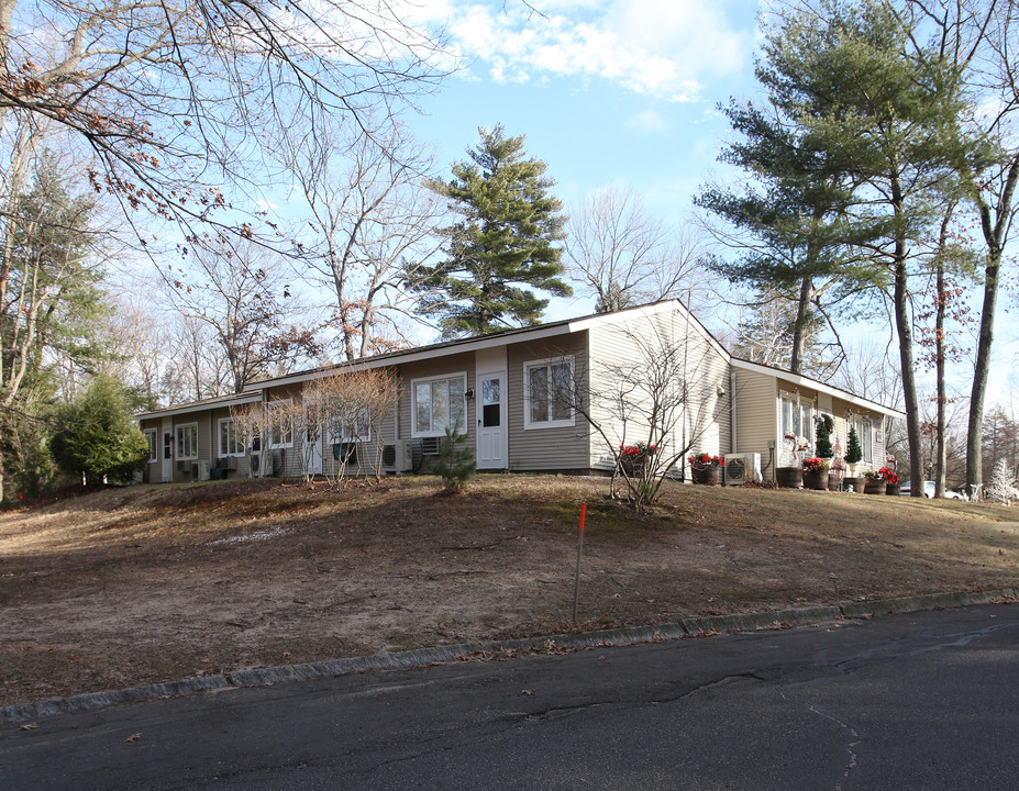 Dr. Owen L. Murphy Apartments in Simsbury, CT - Foto de edificio