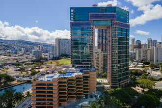 Waikiki Landmark Apartments in Honolulu, HI - Building Photo - Building Photo