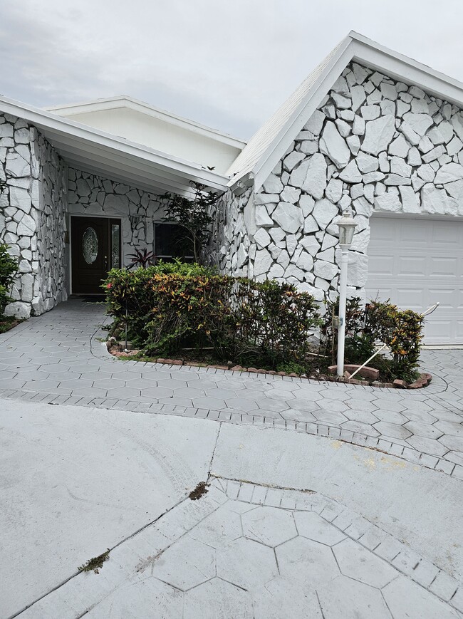 740 Bluebird Ln