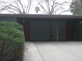 916-918-918 Drake Dr in Davis, CA - Building Photo