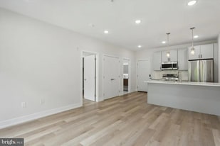 401 E Walnut Ln in Philadelphia, PA - Building Photo