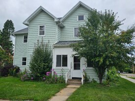 324 E Parkinson St, Unit B in Viroqua, WI - Building Photo