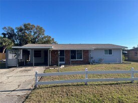 142 Sandhurst Dr in Venice, FL - Building Photo