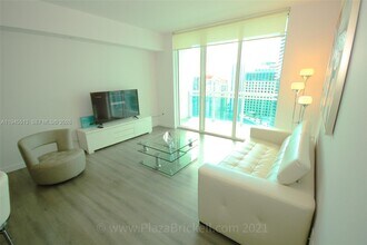 950 Brickell Bay Dr in Miami, FL - Building Photo - Building Photo