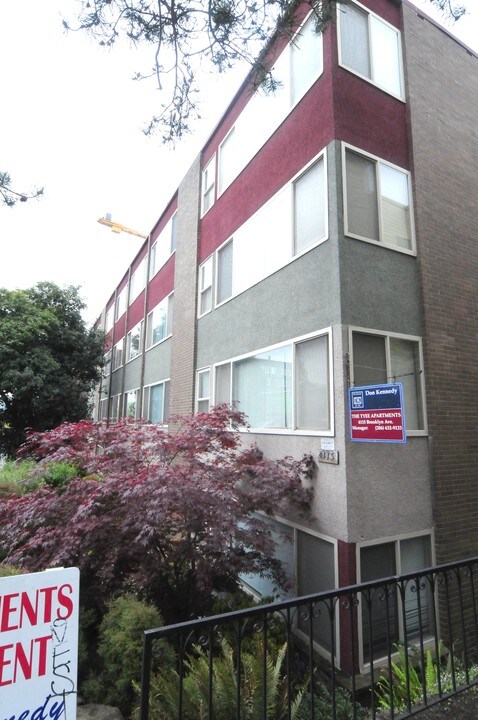 Tyee Apartments in Seattle, WA - Building Photo