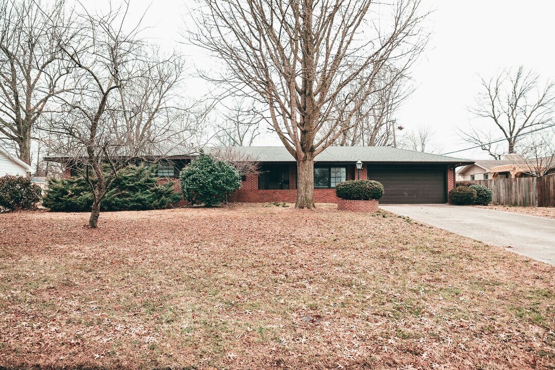 1911 S Saratoga Ave in Springfield, MO - Building Photo