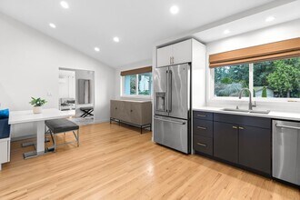 8432 SE 34th Pl in Mercer Island, WA - Building Photo - Building Photo