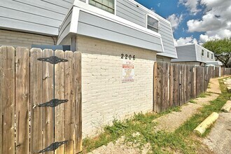 2206 Mission Hill Dr in Austin, TX - Building Photo - Building Photo