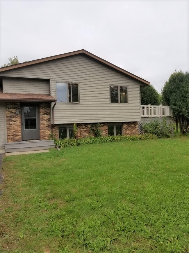 502 Prairie Ln, Unit B in Hudson, WI - Foto de edificio - Building Photo