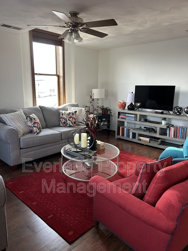 65 E Cedar St in Zionsville, IN - Foto de edificio - Building Photo