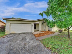 7231 NW 20th St in Sunrise, FL - Building Photo - Building Photo