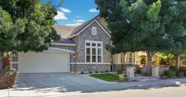 property at 1541 Biarritz St