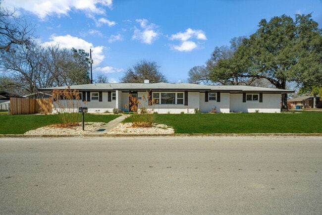 192 Oriole Dr in New Braunfels, TX - Building Photo - Building Photo