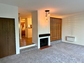 22703 Lakeview Dr in Mountlake Terrace, WA - Building Photo - Building Photo