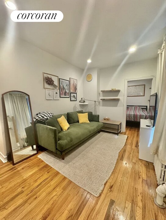 413 E 70th St in New York, NY - Building Photo