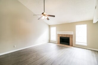 713 Arbor Hill Dr in Stone Mountain, GA - Foto de edificio - Building Photo