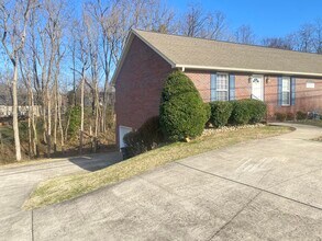 220 4th Ave, Unit B in Cookeville, TN - Foto de edificio - Building Photo