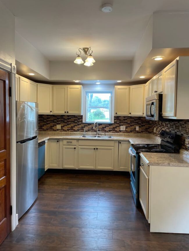 3933 E Grant St in Slatington, PA - Building Photo - Building Photo