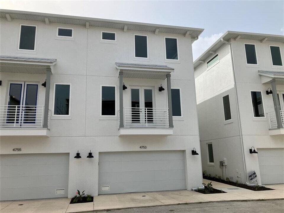 4753 Legacy Park Dr in Tampa, FL - Building Photo