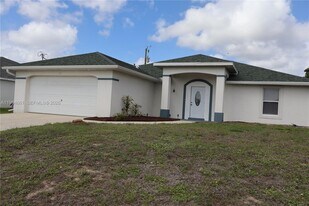 3320 SW 11th Ave in Cape Coral, FL - Building Photo