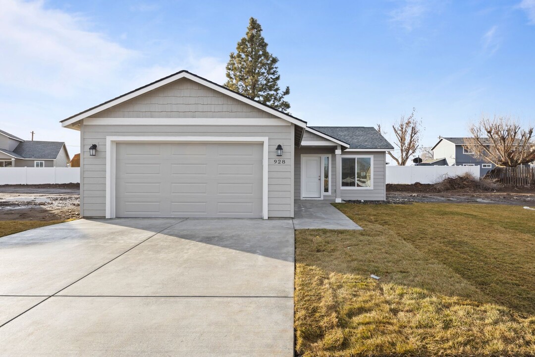 928 W Pine Dr in Moses Lake, WA - Foto de edificio